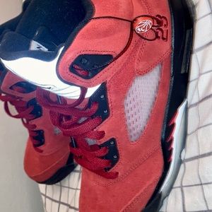 Brand new paid 280$ on flight club still in perfect condition got the box as wel